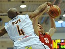 Dínský basketbalista Patrick Pope blokuje Josefa Píhonského z Pardubic.