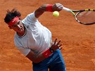 Rafael Nadal podává v semifinále turnaje v Monte Carlu proti Jo-Wilfriedu
