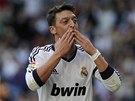 STELEC VEDOUCÍHO GÓLU. Mesut Özil z Realu madrid otevel skóre proti Betisu
