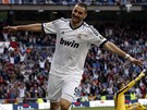 SASTNÝ ÚTONÍK. Karim Benzema z Realu Madrid slaví gól proti Betisu Sevilla.