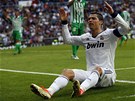 NESPOKOJENÝ. Cristiano Ronaldo z Realu Madrid bhem zápasu proti Betisu Sevilla.