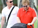 David Furnish a Elton John na procházce s koárkem