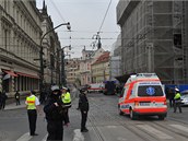 Policisté uzavírají ulice po výbuchu domu u Smetanova nábeí.