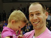 Dnsk basketbalista Jakub Houka se po vtznm utkn s Pardubicemi raduje