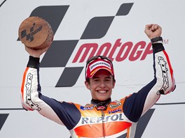 Marc Marquez se raduje z vítzství v královské kategorii MotoGP.
