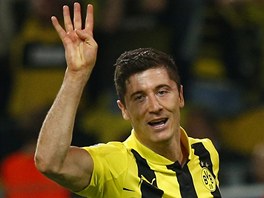 TYGÓLOVÝ. Robert Lewandowski promnil pokutový kop a ukazuje celému stadionu,...