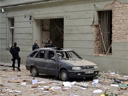 Krom� oken v �irokém okolí jsou poni�eny i desítky aut, která tam parkovala....