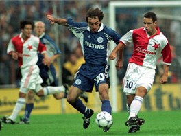 Pavel Horvth v souboji s Jim Nmcem pi zpase pohru UEFA SK Slavia Praha -