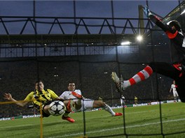 1. GÓL. Robert Lewandowski z Dortmundu stílí první gól do sít Realu Madrid v...