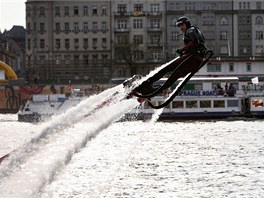 Novinka zvan flyboard, j ped dvma lety sestrojil Francouz Frank Zapata se