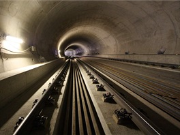 Za stanicí Motol je obratový tunel o celkové délce 410 met. Tvoí ho dv...