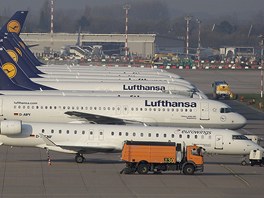 Letadla Lufthansy stojící kvli stávce odborá na letiti v Düsseldorfu. Do...