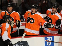 Hokejisté Philadelphie Flyers slaví gól.
