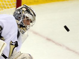 Marc-Andre Fleury, gólman Pittsburghu Penguins, v akci.