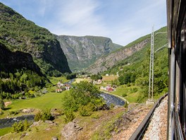 Flamská železnice stoupá od fjordu do hor.