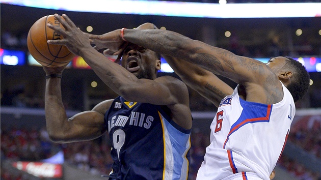 NEVYSTEL͊. DeAndre Jordan z LA Clippers blokuje Tonyho Allena z Memphisu. 