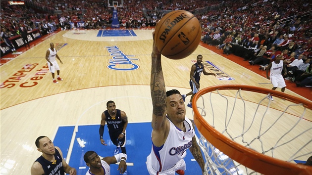 Matt Barnes z LA Clippers smeuje v duelu s Memphisem.