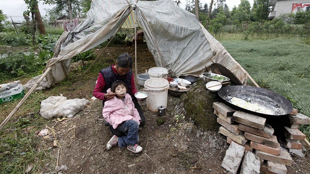 Provizorn psteek rodiny, kter pila o domov pi zemtesen  v nsk provincii S'-chuan. 