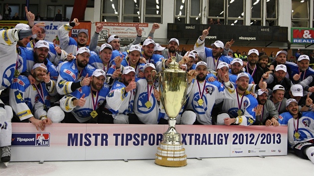 NOVÍ AMPIONI. Hokejisté Plzn se fotí s trofejí pro vítze extraligy