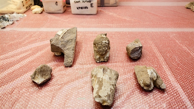 Archeologov zpracovvaj lomky souso boha Amona a jeho manelky Mut. Plastiku pak vystav Nrodn muzeum.