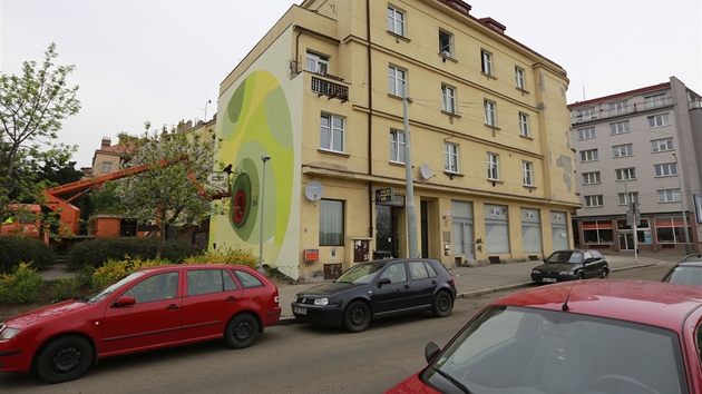 Na dom v Mrtkov ulici ve Stranicch vytvoil bhem vkendu pedn esk vtvarnk Jan Kalb velkoplonou malbu. Akci pipravila Praha 10 ve spoluprci s Akademi vtvarnch umn a libeskou galeri Trafaka. 