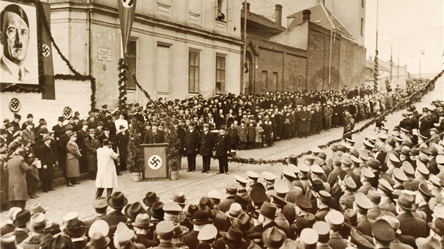 Nov silnice pod Petrovem byla otevena 13. prosince 1941. Jak uvdj autoi knihy Brno nacistick, slavnost s tm spojen "se stala ukzkovou propagandistickou akc okupanho reimu".