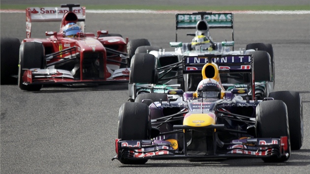 ZA SEBOU. Sebastian Vettel na trati Velk ceny Bahrajnu ped Nico Rosbergem a Fernandem Alonsem.