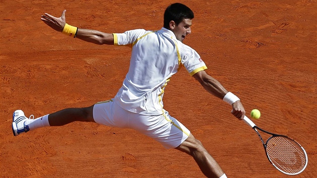 ZDY K STI. Novak Djokovi ve finle turnaje v Monte Carlu proti Rafaelu Nadalovi.