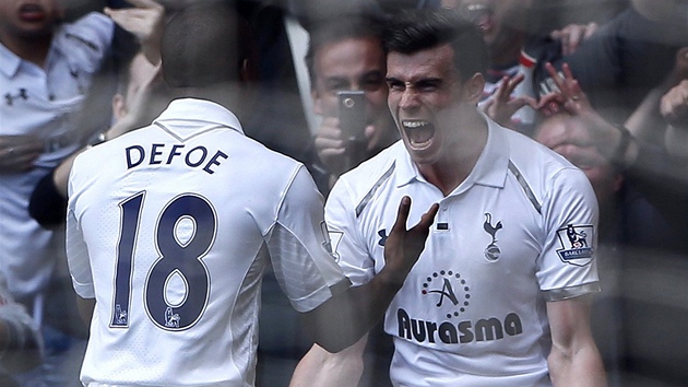 JE ROZHODNUTO. Fotbalist Tottenhamu se raduj z glu na 3:1 proti Manchesteru City. Stelcem byl Gareth Bale (vpravo).