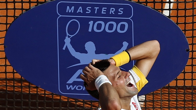Novak Djokovi se raduje po vtzstv nad Rafaelem Nadalem ve finle turnaje v Monte Carlu.