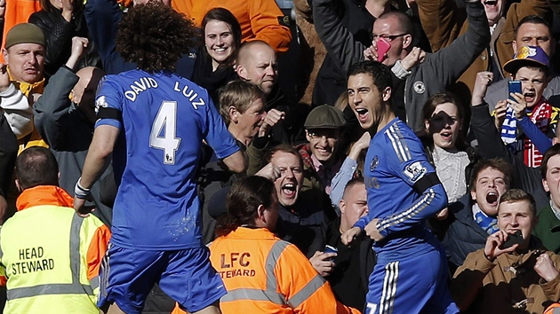 VEDEN Z PENALTY. Eden Hazard, kdeln hr Chelsea, se raduje z promnnho pokutovho kopu v utkn proti Liverpoolu.