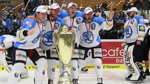 OSLAVY MŮŽOU ZAČÍT. Plzeňští hokejisté pózují s pohárem pro mistra ligy. Teď hráče čekají zasloužené oslavy.