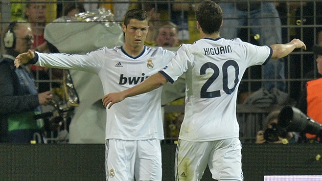 OBEJMI M. Cristiano Ronaldo (vlevo) slav svou trefu s Gonzalem Higuanem, parkem z madridskho toku.