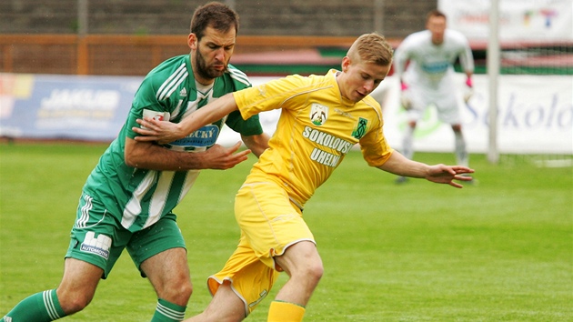 Sokolovsk Petr Machek (vpravo) se sna uplchnout s mem Petru Bohatovi ze stkovskch Bohemians.