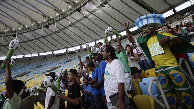 Fanouci v ochozech zcela rekonstruovanho legendrnho brazilskho stadionu Maracan pihl exhibinmu utkn mezi vbry Ronalda a Bebeta.