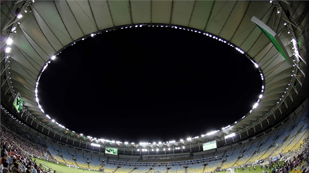 Znovuoteven legendrn brazilsk stadion Maracan vidl exhibin zpas vbr Ronalda a Bebeta.