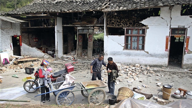 Otesy ctili obyvatel v okolnch provincich i v provinn metropoli cheng-tu, kde mnoz v panice vybhali z dom na ulice (20. dubna)