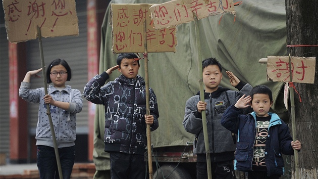 Dti z provincie S'-chuan salutuj zchranm (23. dubna)