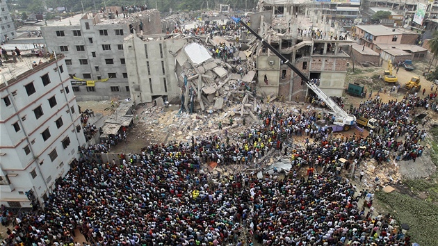 Msto netst. Zchrani a pihlejc u zcen osmipodlan budovy nedaleko bangladsk Dhky (25. dubna 2013)