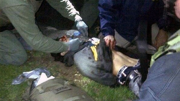Bostont policist oetuj zrannho Dochara Carnajeva pot, co byl zadren ve tvrti Watertown. (20. dubna 2013) 