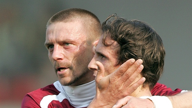 Fotbalist AC Sparta Praha Tom epka a Zdenk Pospch oslavuj gl do st Jablonce. (24. ervna 2006)