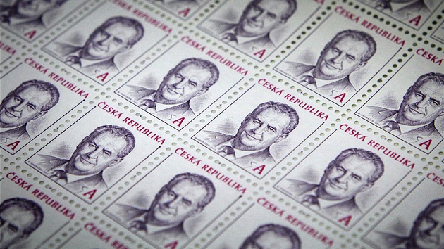 Česká pošta začala prodávat známky s portrétem prezidenta Miloše Zemana. (24. dubna 2013)