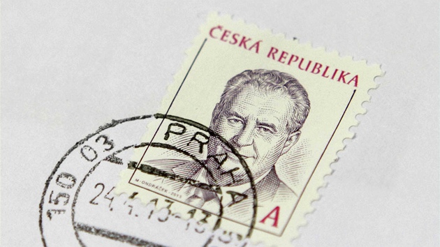 Česká pošta začala prodávat známky s portrétem prezidenta Miloše Zemana. (24. dubna 2013)