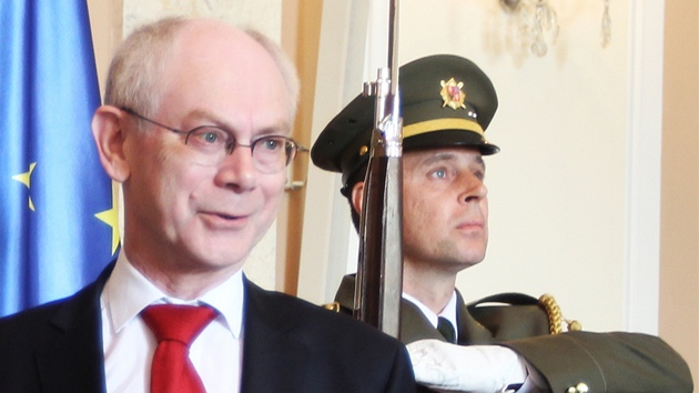 Petr Neas pijal na adu vldy stlho pedsedu Evropsk rady Hermana Van Rompuye. (25. dubna 2013)