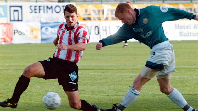 Kapitn FK Viktoria ikov Jaroslav ilhav (vlevo) v souboji s Petrem Podzemskm z FC Dukla Pbram. (28. z 1998)