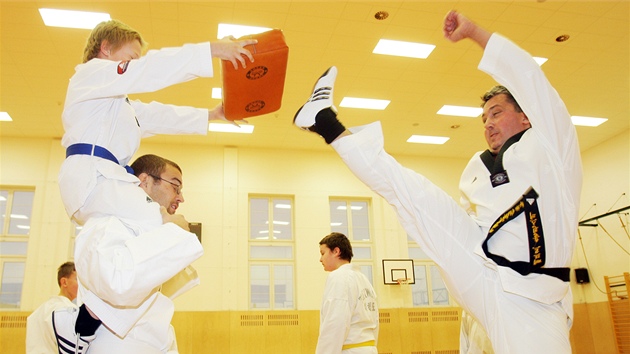 Stnov ministr Petr Hulinsk (SSD) je vyznavaem korejskho bojovho umn taekwondo. (duben 2008)