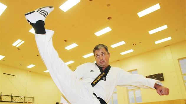 Stnov ministr Petr Hulinsk (SSD) je vyznavaem korejskho bojovho umn taekwondo. (duben 2008)