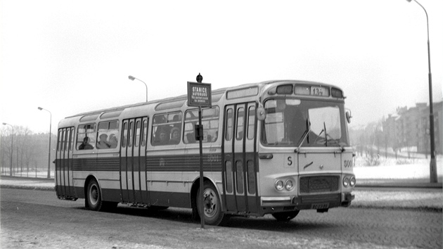 Prvn z autobus M 11 nasazen v roce 1965 na lince . 134, kter tehdy jezdila z Petin na sdlit Antala Staka. Byla to jedna z takzvanch rychlkovch autobusovch linek, jejich s byla pozdji oznaovna za pekryvnou. Vozy M 11 byly prvnmi tdveovmi autobusy.