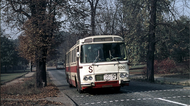 Autobus ŠM 11 na lince č. 125 jezdící v trase Bořislavka – Matěj – Bubeneč – Revoluční třída. Linka jezdila v trase neuskutečněného prodloužení první pražské trolejbusové linky. První autobusy ŠM 11 se vyznačovaly na první pohled neděleným čelním sklem.