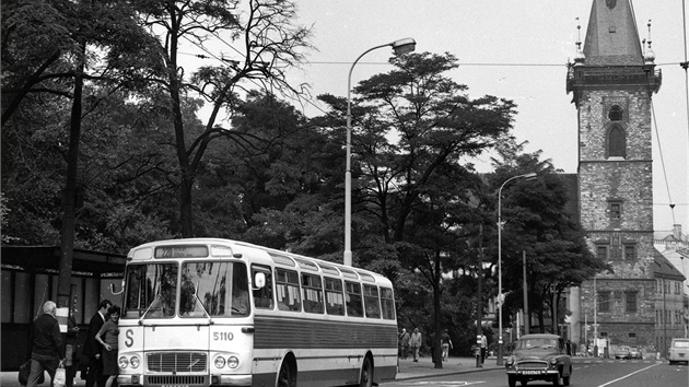 Vůz ŠM 11 na lince 220 asi v roce 1972, jezdící tehdy přes střed města z Petřin přes střed města na Jarov. Na snímku je zachycen na Karlově náměstí, kde je ještě trolejové vedení trolejbusů.